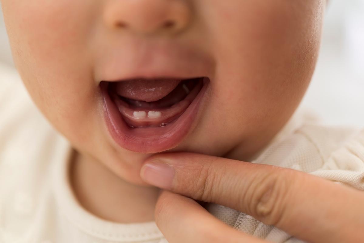 Saiba como e quando limpar a língua de bebê! Desse jeito é a melhor forma - Fonte/Canva